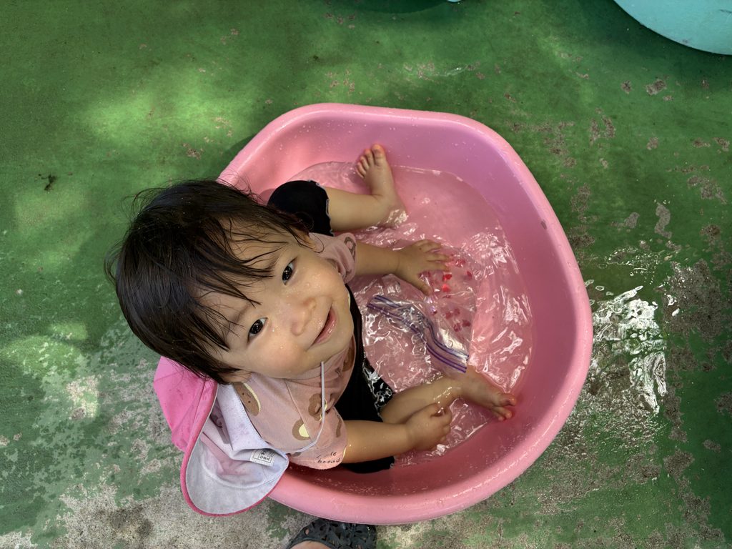 たらいの中で水遊び♪(R8.8.19)