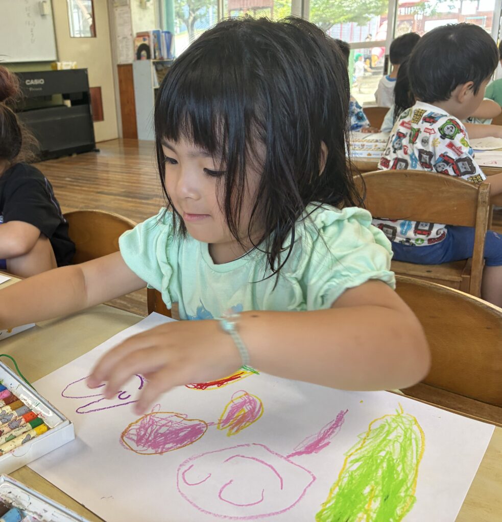 プールの後は、お絵描きタイム。3歳児(R8.8.5)
