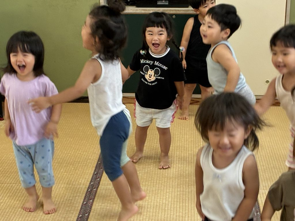 音楽に合わせて、海の生き物になったよ!(R8.8.25)リトミック