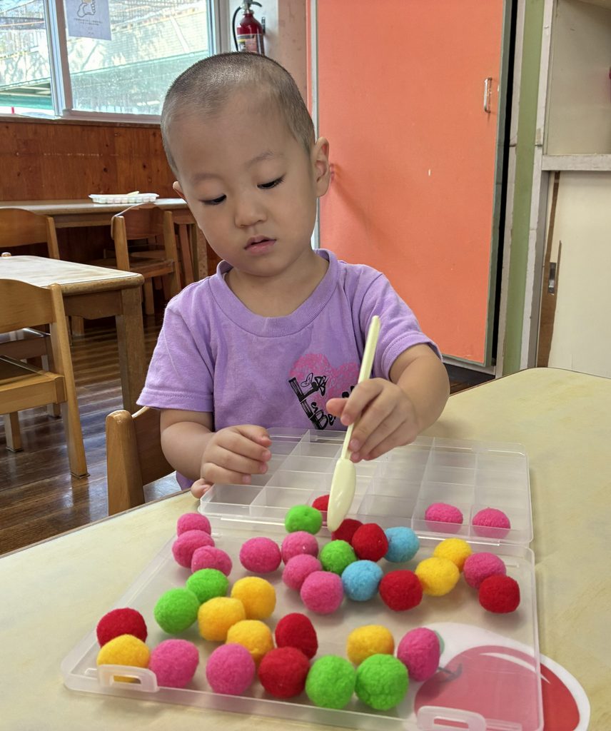 小さなボール、すくえるかな?(2歳児)