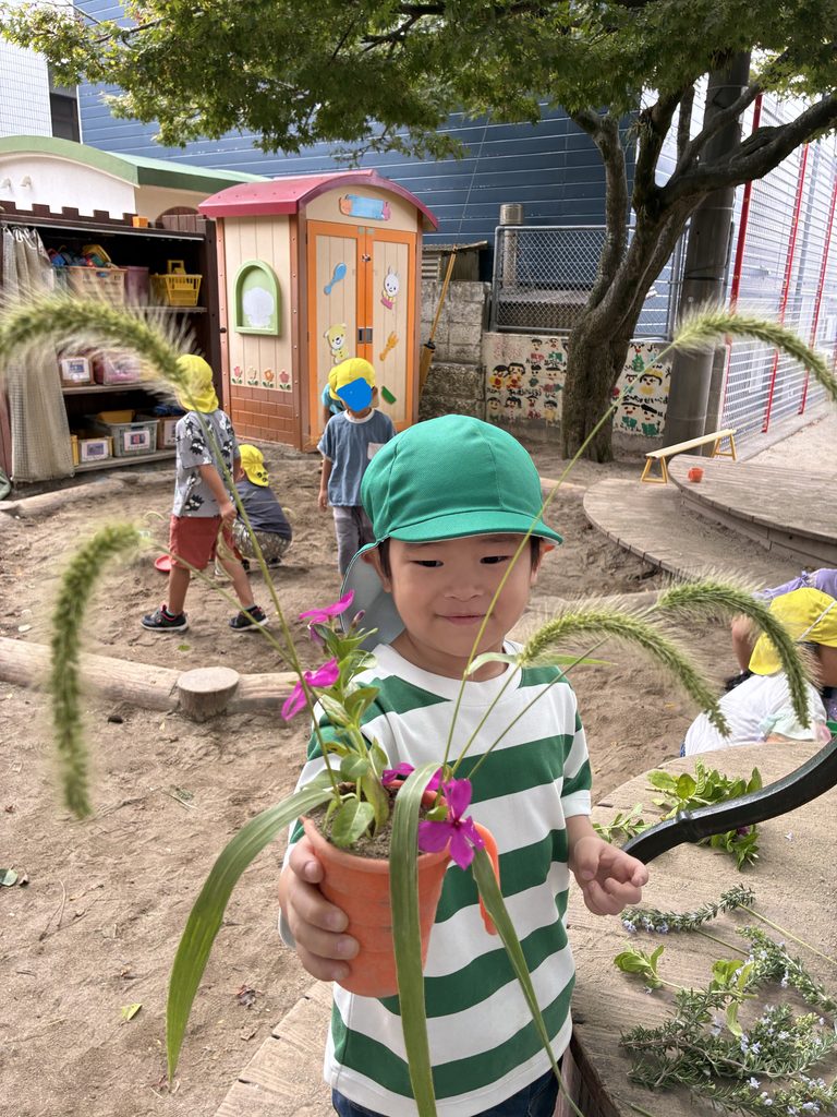 🌸小さな芸術家たちの生け花遊び🌿(R8.10.8)